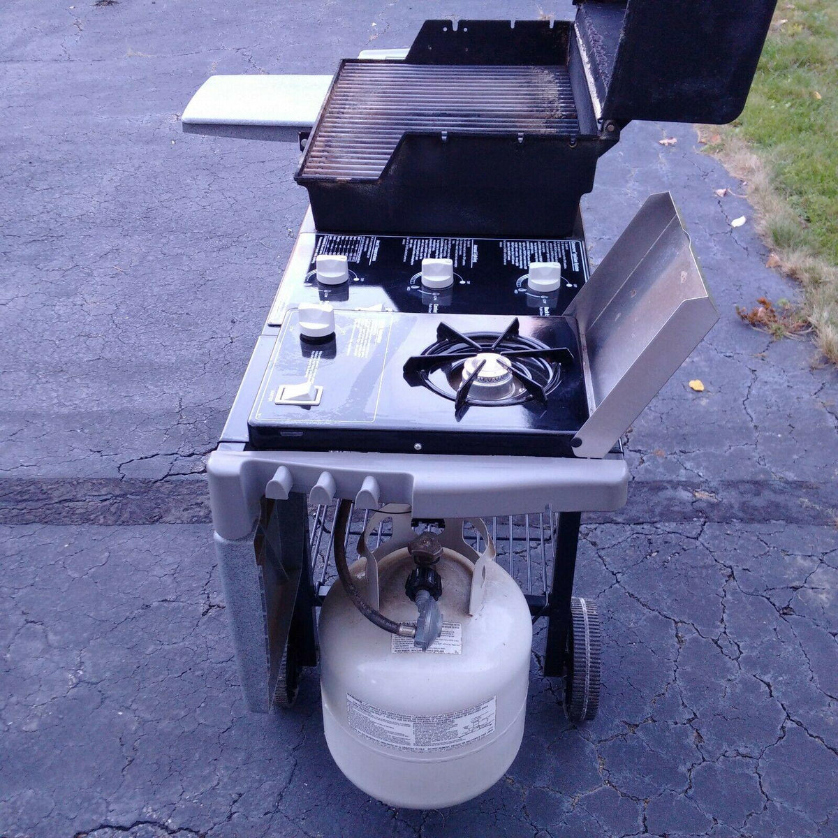 Genesis Gold C LP Gas Grill