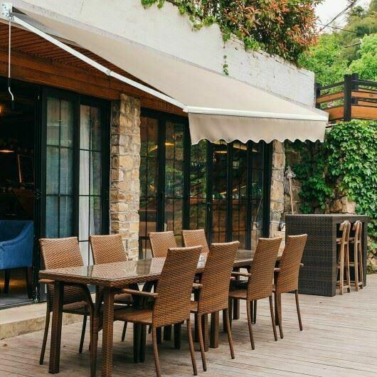 Durable 8FTx 6.5FT Retractable Aluminum Patio Sun Awning-Beige