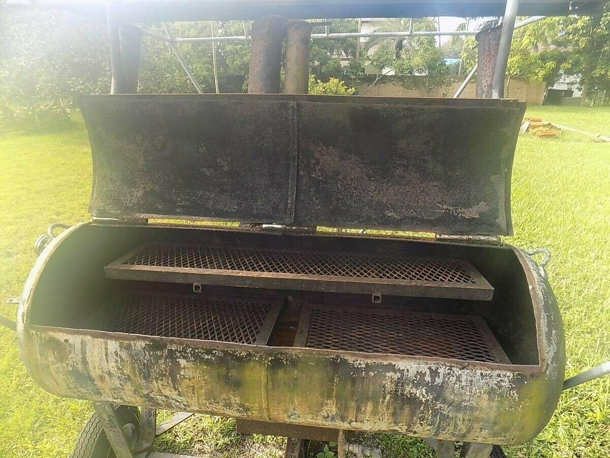 Wood or Charcoal Barbecue/Smoker